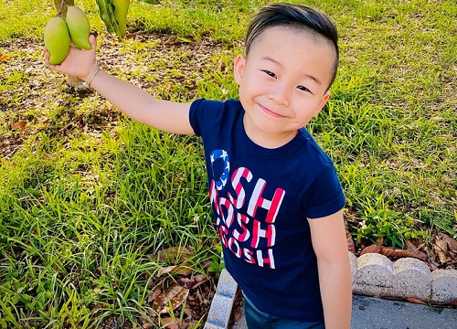 Nghe mẹ kể chuyện đi đẻ, bé trai khóc ròng bảo mẹ "khỏi đẻ em" cho đỡ đau, danh tính cậu nhóc mới bất ngờ