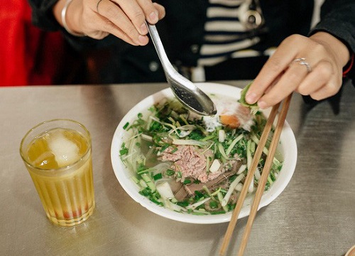 Người nước ngoài cũng chia làm hai phe khi ăn phở: Tranh cãi gay gắt nhưng kiểu nào mới là đúng chuẩn?