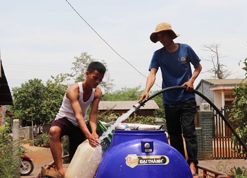 Tây Nguyên: Nắng nóng kéo dài nhiều tháng, người dân "chạy nước từng bữa"