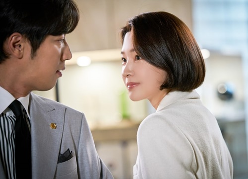 'Tình tay ba' căng thẳng giữa Choi Kang Hee, Lee Sang Yeob và Cha Soo Yeon trong 'Giả danh'