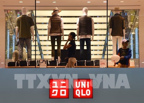 Uniqlo tham gia sản xuất khẩu trang