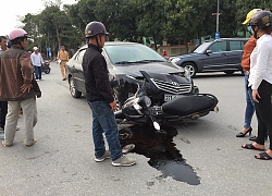 Cú đâm kinh hoàng giữa ngã ba đường, nam thanh niên bị cuốn vào gầm ô tô