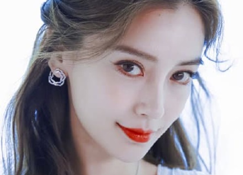 Diện đầm trắng nhẹ nhàng thôi nhưng Angelababy chơi hẳn trang sức hàng tỷ đồng