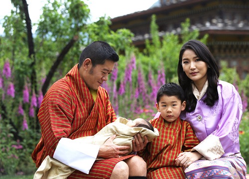 Hoàng hậu "vạn người mê" Bhutan chính thức công bố hình ảnh con trai thứ 2 mới sinh khiến dân mạng xuýt xoa