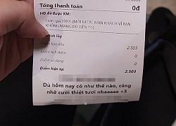 Mua đồ uống thiếu tiền, chàng trai "rớt nước mắt" vì hành động của nữ nhân viên, tờ hóa đơn càng gây bất ngờ