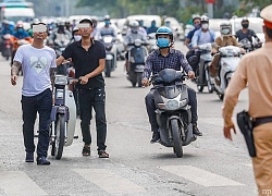 Người đàn ông xăm trổ dắt xe ra giữa đường thách thức, không cho ai chạm vào và phản ứng của tài xế ô tô