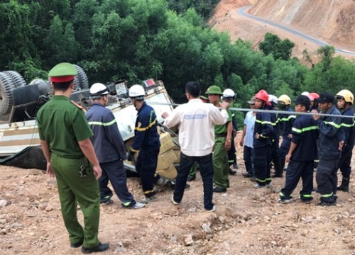 Quảng Trị: Hơn 5 giờ giải cứu xe chở gần 5 tấn thuốc nổ bị lật giữa đường núi