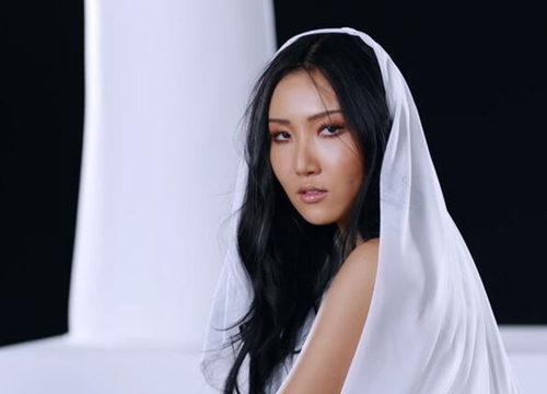 Chuyện gì khiến Hwasa (MAMAMOO) phải khóc liên tục trong suốt quá trình làm album thế này?