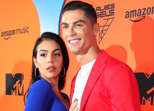 C.Ronaldo tình tứ cùng bạn gái xinh đẹp trên siêu du thuyền hơn 428 tỷ đồng