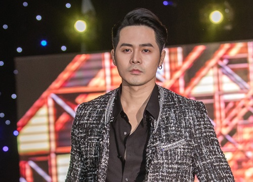 Dàn tiếp viên hàng không diễn catwalk