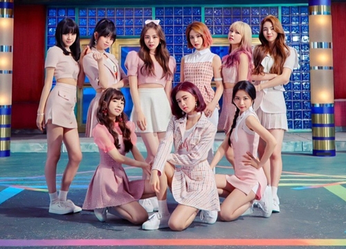 "Em gái Nhật của TWICE" tung MV dọn đường với màn cameo hài hước của "bố Park", bị Knet chê là "rẻ tiền" như quay từ 10 năm trước