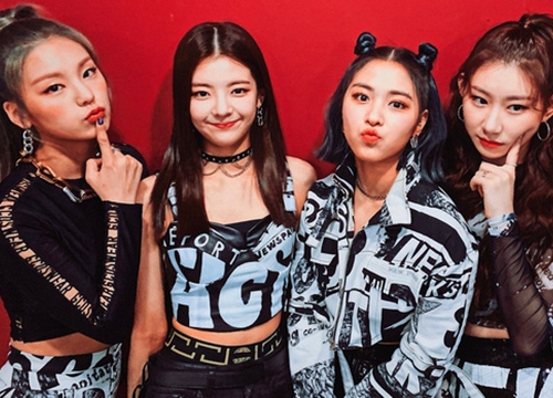 JYP tung ảnh "coming soon" cho ITZY, netizen đoán ngay ra là nhá hàng lightstick nhưng không thể không chê: Nhìn như "robot dọn nhà"?