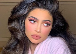 Kylie Jenner đăng ảnh gợi cảm sau bê bối 'tỷ phú giả mạo'