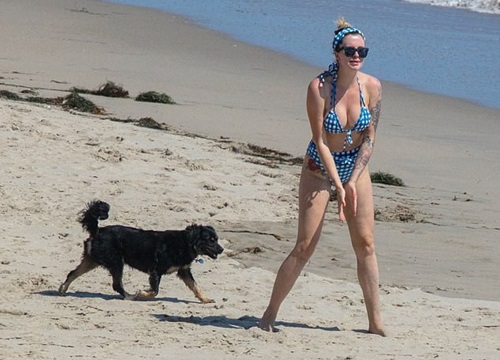 Nàng mẫu Ireland Baldwin nảy nở, gợi cảm nổi bật ở biển