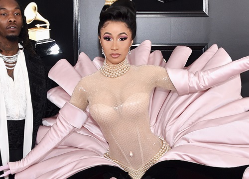 Những bộ cánh 'ngồn ngộn vòng một' trên thảm đỏ của Cardi B