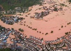 Ôtô ngập sâu trong nước lũ hạ lưu đập Tam Hiệp