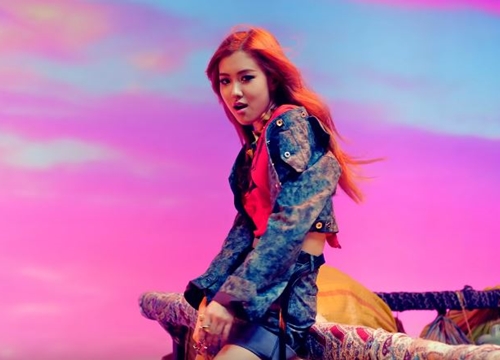 Rosé chính là thành viên dũng cảm nhất BLACKPINK khi toàn được giao cảnh mạo hiểm: Hết đu đèn, bị treo lơ lửng đến xoay người 360 độ