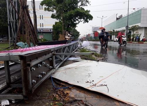 Cổng chào TP Dĩ An đổ sập, nhiều người thoát nạn