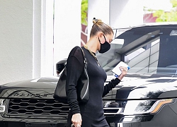 Hailey Bieber xuống phố với giày Nike hơn 1.700 USD