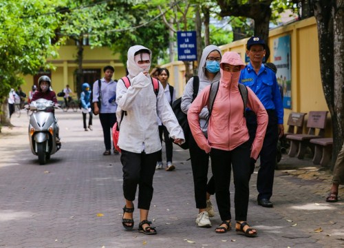 Học sinh Nghệ An 'đội nắng, chống nóng' đến trường