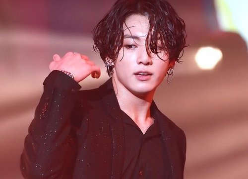 Jungkook (BTS) tung ca khúc tặng fan nhân kỉ niệm 7 năm debut sau loạt scandal, ARMY hết "đánh sập" trang đăng nhạc lại xúc động vì lời nhắn bí ẩn