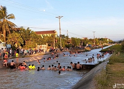 Kênh thủy lợi ở Nghệ An 'biến' thành hồ bơi ngày nắng nóng