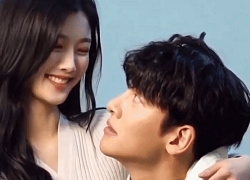 "Bật mood" ghen tị khi thấy Ji Chang Wook mải mê ngắm "nữ thần" Kim Yoo Jung ở clip hậu trường