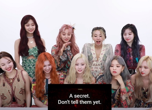 Clip khiến fan TWICE 'xỉu lên xỉu xuống': Jungyeon giả làm báo dọa cắn Momo và Mina 'phụ họa' cho Tzuyu kể chuyện, cái kết là...