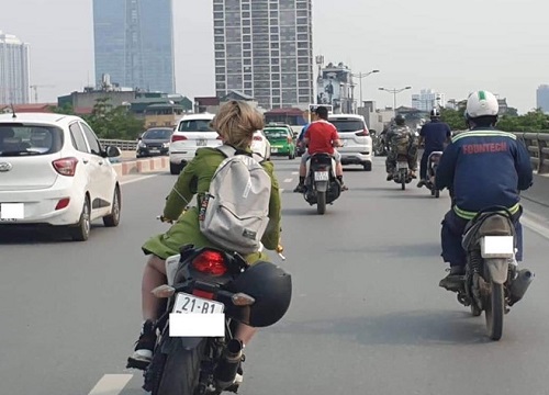 Clip: Nhóm nam thanh niên lạng lách đánh võng trước đầu ô tô trên quốc lộ