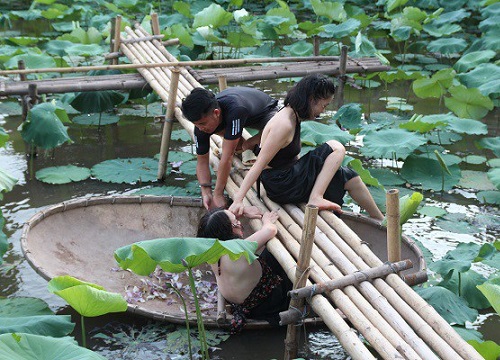 Hờ hững buông lơi chụp ảnh sen: Chị em tuột nội y, nhiếp ảnh gia đỏ mặt không dám nhắc