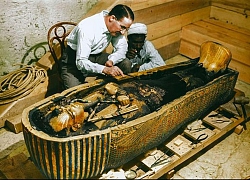 'Khoảnh khắc vàng' lúc mở quan tài vua Tutankhamun