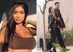 Kylie Jenner vui chơi sau khi bị tước danh hiệu tỷ phú trẻ nhất