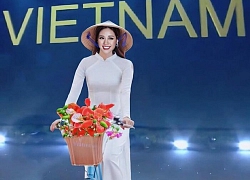 National Costume cho Khánh Vân: Xe đạp chở đầy phượng đỏ lộ diện, 'đám cưới quê' quá độc đáo