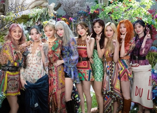 Nhờ vào lượng bán album "khủng", TWICE lần đầu có mặt trên BXH Billboard 200