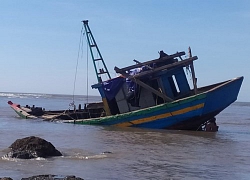 Tàu cá bị đá ngầm đâm thủng, ngư dân mất trắng hàng trăm triệu đồng