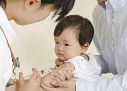 Phụ huynh phát sốt khi con được hẹn tiêm phòng 6 mũi vaccine/tháng