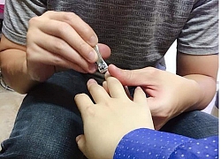 Chồng nhà người ta: &#8220;Làm nail&#8221;cho vợ và những câu chuyện siêu dễ thương khi 2 người cách biệt tuổi tác về chung 1 nhà