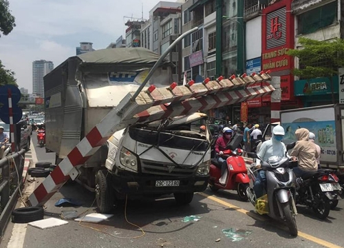 Đi nhầm đường, tài xế xe tải đâm gãy barie cầu vượt Thái Hà