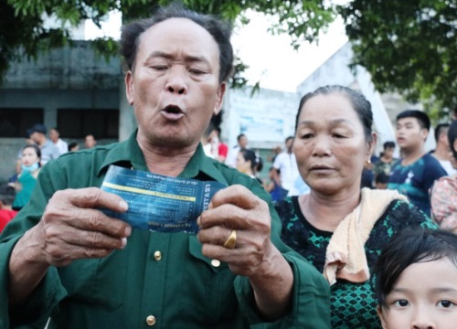 Hàng ngàn CĐV Hà Tĩnh bức xúc cầm vé trên tay không được vào sân