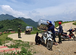 Hình ảnh phụ nữ Hà Giang gánh &#8220;bồn nước 1.200 lít&#8221; vượt bao đèo dốc về nhà khiến CĐM trầm trồ xen lẫn thắc mắc