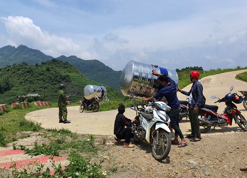 Hình ảnh phụ nữ Hà Giang gánh "bồn nước 1.200 lít" vượt bao đèo dốc về nhà khiến CĐM trầm trồ xen lẫn thắc mắc