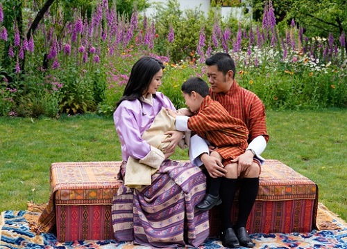 Hoàng tử Bhutan ra đồng làm ruộng, không được sinh nhật tới 20 tuổi