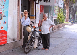 Khoảnh khắc hai cụ ông vui vẻ ăn kem giữa mùa hè: Về già chỉ mong tìm được tri kỷ