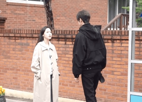 Kim Go Eun rất siêng đùa giỡn với "anh trai mưa" ở hậu trường Quân Vương Bất Diệt, Lee Min Ho liệu có ghen không chứ?