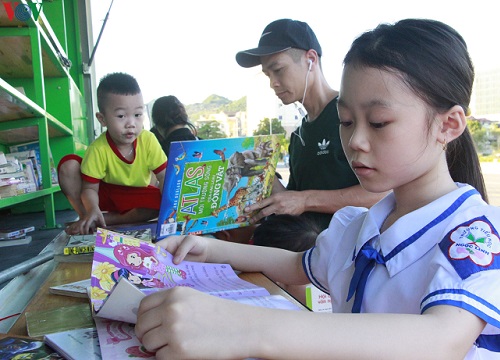 Triển khai mô hình "Xe thư viện đa phương tiện lưu động" tại Sơn La