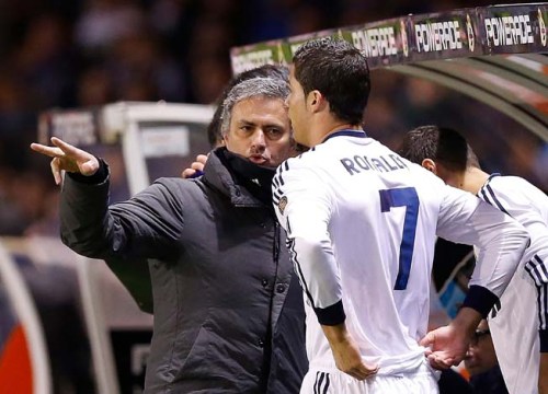 Mourinho "xả hận", Ronaldo định đấm thẳng mặt: Bí mật phòng thay đồ Real