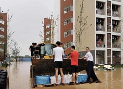 Mưa lớn gây ngập lụt nặng, nhà trường sử dụng xe nâng giao thức ăn miễn phí cho sinh viên