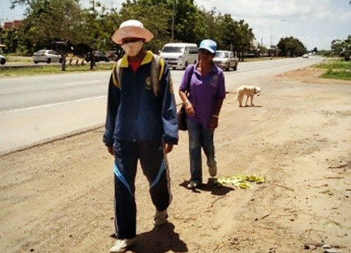 Cặp vợ chồng thất nghiệp đi bộ 300km về quê thăm mẹ ốm