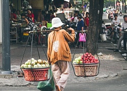 Clip: Người bán hàng rong làm rơi hoa quả xuống đường, tài xế ô tô &#8220;tiện tay&#8221; lấy mang lên xe rồi rời đi