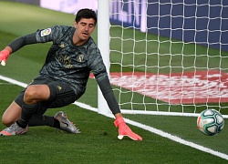 Courtois mắc sai lầm hài hước trong ngày trở lại